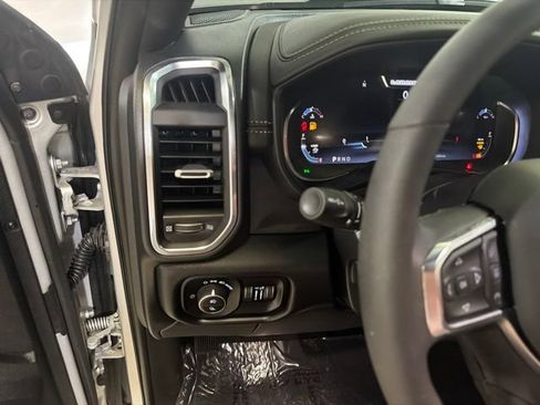 Used 2026 RAM 2500 Laramie AWD/4WD image 15