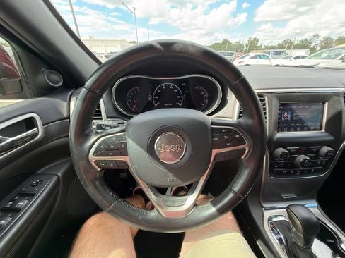 Used 2019 Jeep Grand Cherokee Laredo AWD/4WD image 11