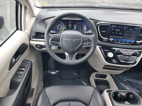Used 2023 Chrysler Pacifica Touring-L FWD image 27