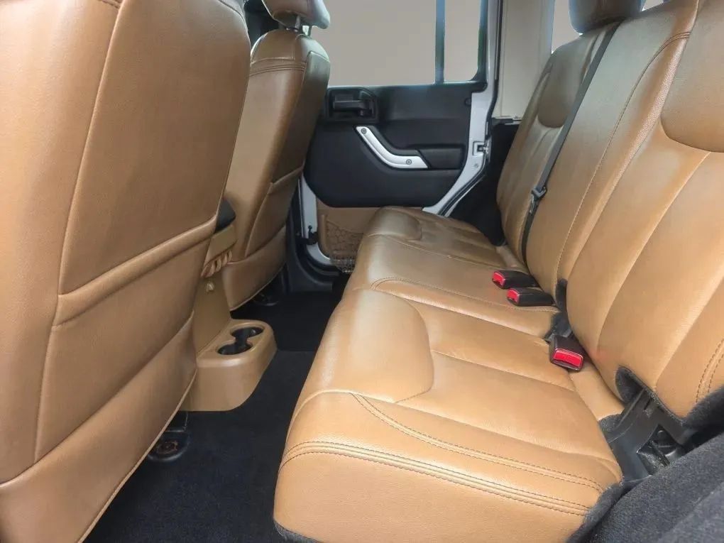 Used 2015 Jeep Wrangler Unlimited Sahara w/ Dual Top Group AWD/4WD image 10