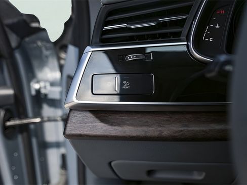 Used 2024 Audi Q8 Prestige image 18