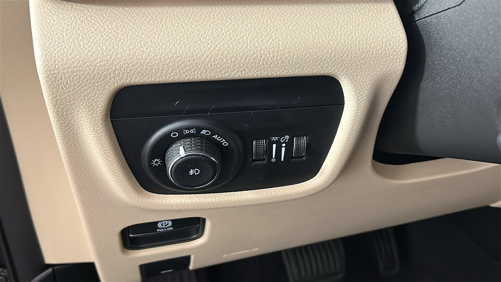 Used 2023 Jeep Grand Cherokee L Limited w/ Luxury Tech Group II AWD/4WD image 24