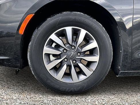 Used 2023 Chrysler Pacifica Touring-L image 9