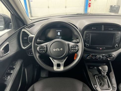 Used 2023 Kia Soul LX w/ LX Technology Package FWD image 11