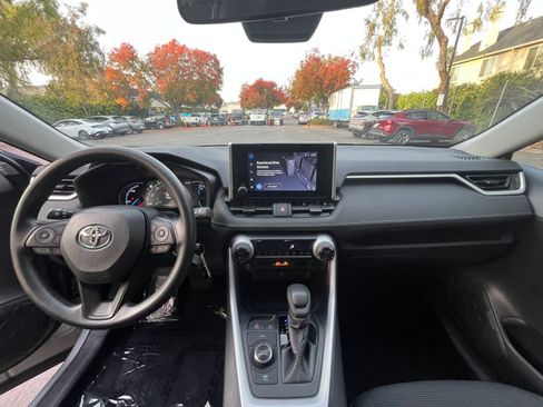 Used 2025 Toyota RAV4 LE image 32