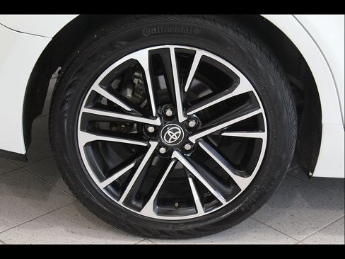 Used 2025 Toyota Camry XLE AWD/4WD image 12