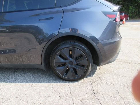 Used 2025 Tesla Model Y Long Range AWD/4WD image 21