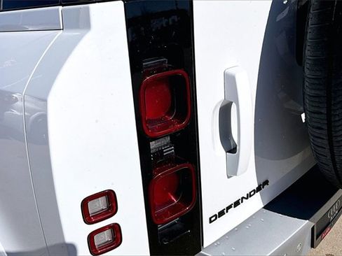 Used 2025 Land Rover Defender 110 S image 32