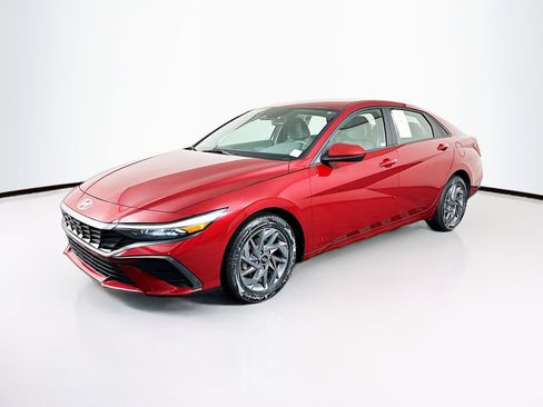 Used 2024 Hyundai Elantra SEL image 3