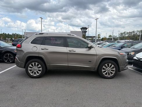 Used 2017 Jeep Cherokee Overland w/ Technology Group AWD/4WD image 2