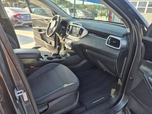 Used 2017 Kia Sorento FWD w/ LX Convenience Package image 16