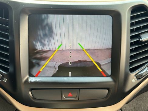 Used 2016 Jeep Cherokee Latitude w/ Cold Weather Group AWD/4WD image 28