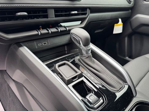 New 2025 Chevrolet Colorado LT w/ LT Convenience Package image 16