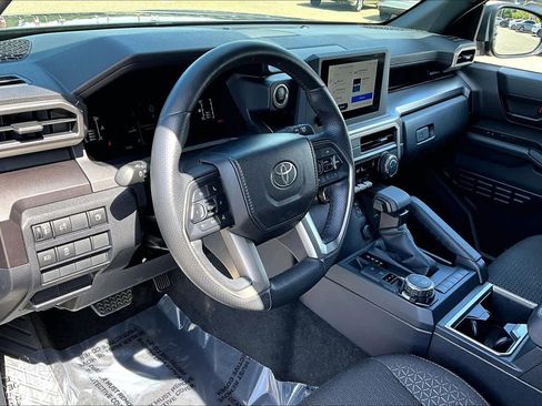 Used 2025 Toyota 4Runner SR5 AWD/4WD image 17