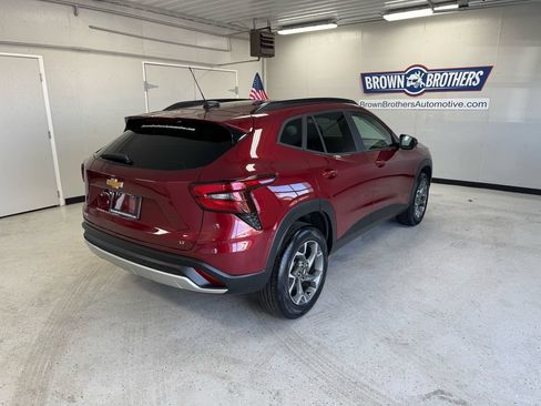 Used 2025 Chevrolet Trax LT w/ LT Convenience Package FWD image 8