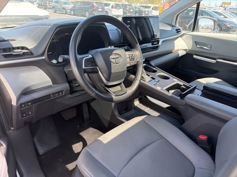 Used 2024 Toyota Sienna XLE image 2