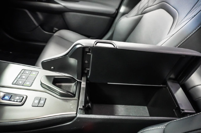 Certified 2025 Lexus UX 300h FWD w/ Accessory Package (Z2) image 18