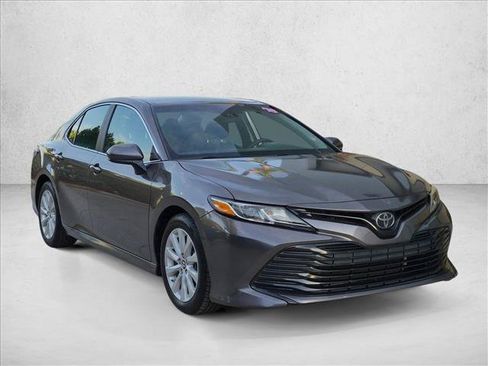 Used 2018 Toyota Camry LE FWD image 3