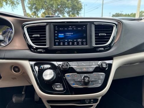 Used 2019 Chrysler Pacifica Touring-L FWD image 22
