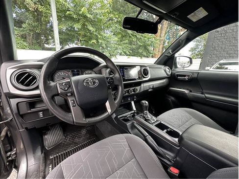 Used 2017 Toyota Tacoma TRD Sport w/ Tow Package (A/T) AWD/4WD image 2