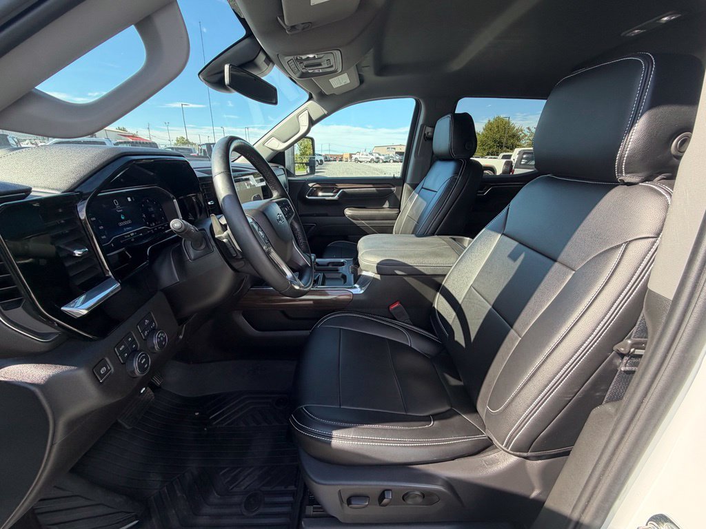 Used 2023 Chevrolet Silverado 1500 RST AWD/4WD image 2