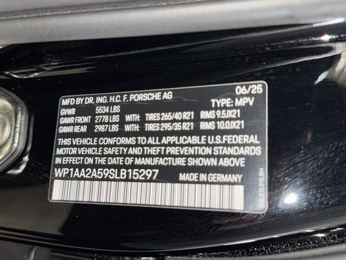 Used 2025 Porsche Macan AWD/4WD image 40