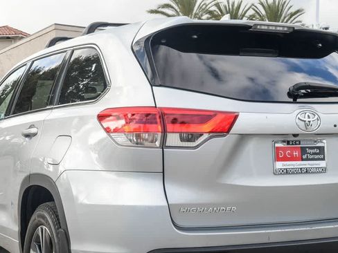 Used 2017 Toyota Highlander Plus FWD image 7