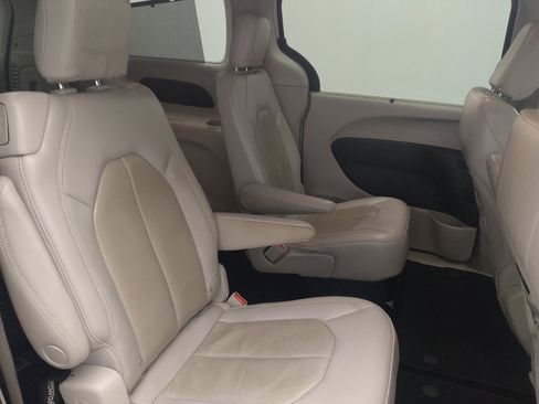 Used 2021 Chrysler Pacifica Touring-L FWD image 21