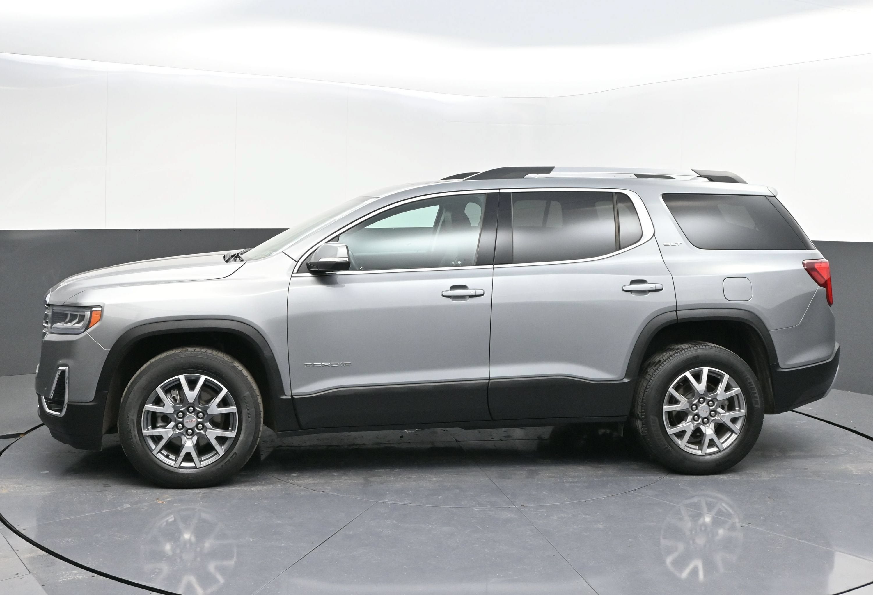 Certified 2023 GMC Acadia SLT w/ Technology Package AWD/4WD image 5