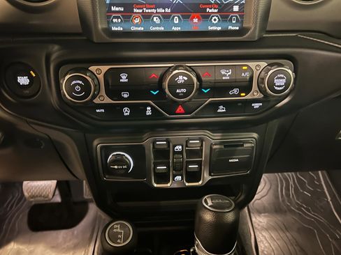 Used 2023 Jeep Gladiator Willys AWD/4WD image 19