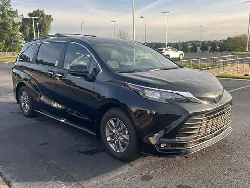 New 2026 Toyota Sienna XLE image 8