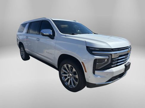 Used 2025 Chevrolet Suburban Premier AWD/4WD image 3
