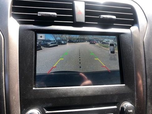 Used 2017 Ford Fusion SE w/ Fusion SE Technology Package image 12