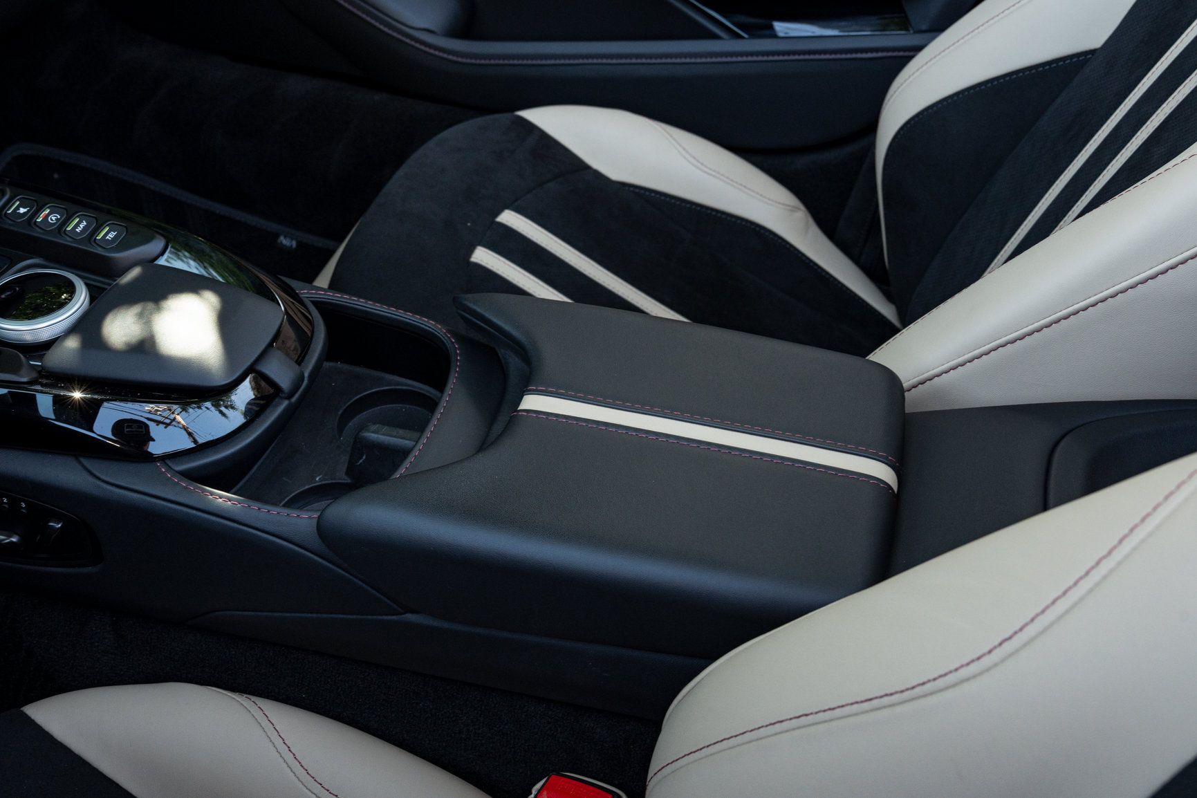 Used 2023 Aston Martin V8 Vantage Roadster RWD image 29