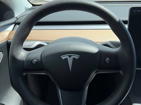 Used 2025 Tesla Model Y Long Range RWD image 9