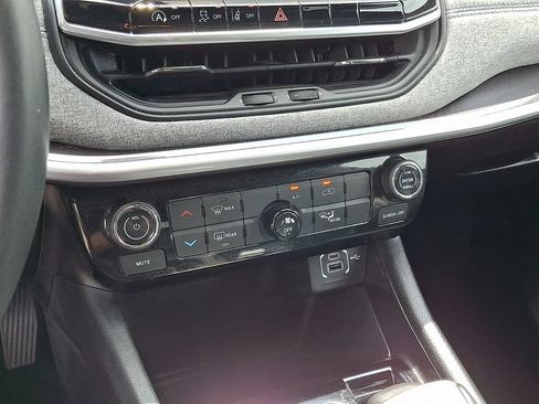 Certified 2023 Jeep Compass Latitude AWD/4WD image 15