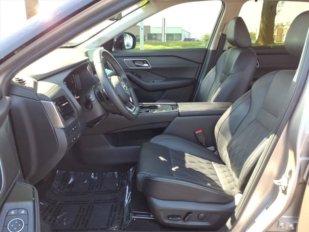 Used 2024 Nissan Rogue Platinum w/ Platinum Premium Package FWD image 25