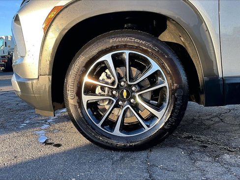 Used 2025 Chevrolet TrailBlazer LT image 2