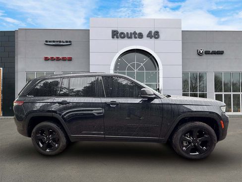 Used 2024 Jeep Grand Cherokee Limited w/ Black Appearance Package AWD/4WD image 6