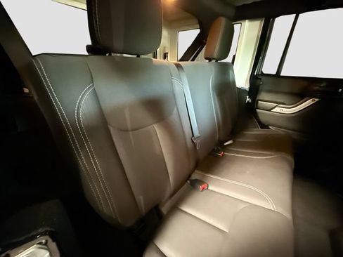 Used 2018 Jeep Wrangler Unlimited Rubicon w/ Connectivity Group AWD/4WD image 25