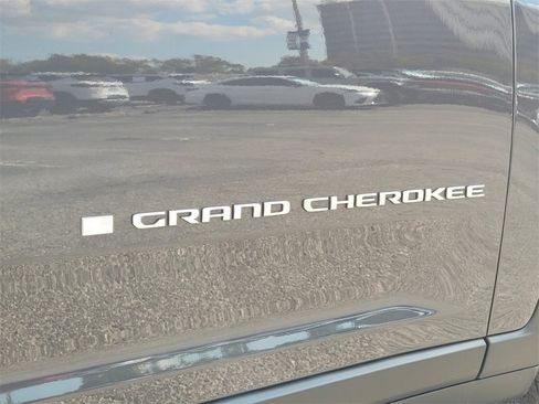 Used 2025 Jeep Grand Cherokee Laredo X w/ Luxury Tech Group I image 13