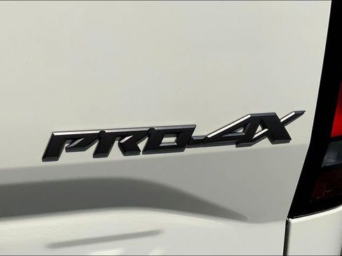 Used 2022 Nissan Frontier PRO-4X image 22