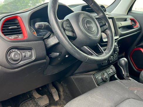 Used 2022 Jeep Renegade Trailhawk AWD/4WD image 3