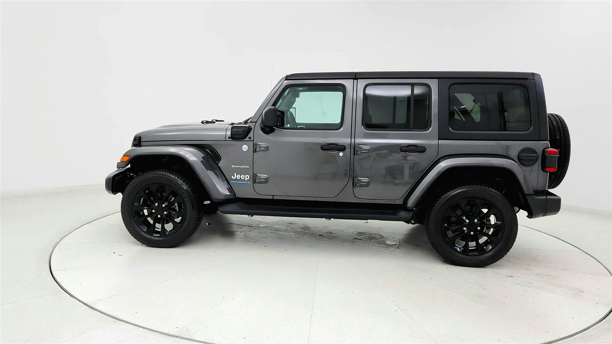 Used 2023 Jeep Wrangler Unlimited Sahara AWD/4WD image 2