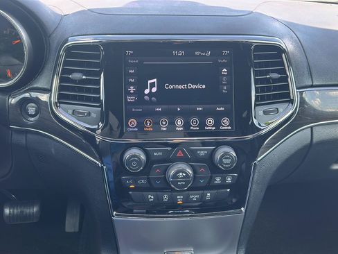 Used 2020 Jeep Grand Cherokee Overland AWD/4WD image 13
