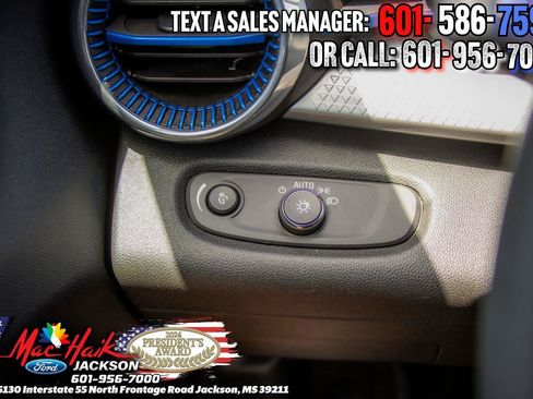 Used 2025 Chevrolet Trax LT FWD image 17