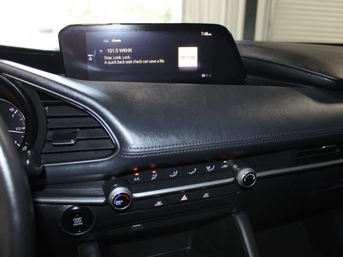 Used 2020 MAZDA MAZDA3 Sedan FWD image 16