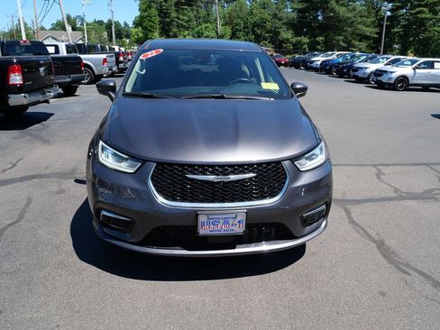 Used 2022 Chrysler Pacifica Touring-L w/ Uconnect Theater Family Group AWD/4WD image 3