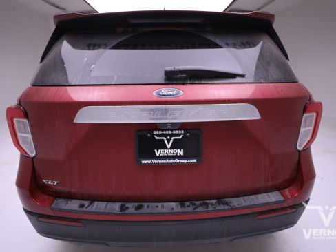 Used 2021 Ford Explorer XLT image 3