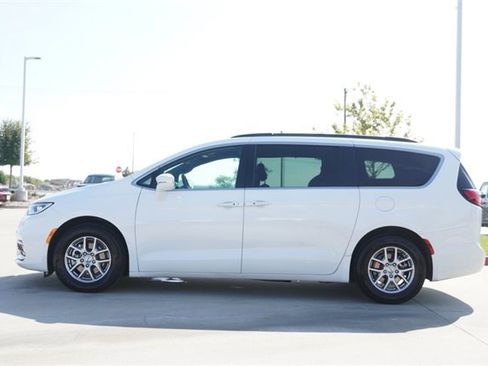 Used 2022 Chrysler Pacifica Touring image 6
